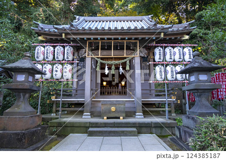 江の島 八坂神社の社殿 (神奈川県藤沢市江の島) 江の島 八坂神社の社殿 (神奈川県藤沢市江の島) 124385187