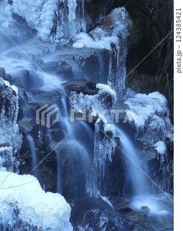 飛沫氷で滝が凍る冬の付知峡 124385421