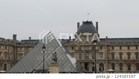 ルーブル美術館中庭 ルーブル美術館中庭 124385597