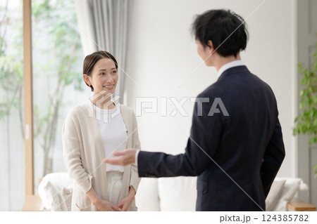 部屋を案内する女性と営業マン 部屋を案内する女性と営業マン 124385782