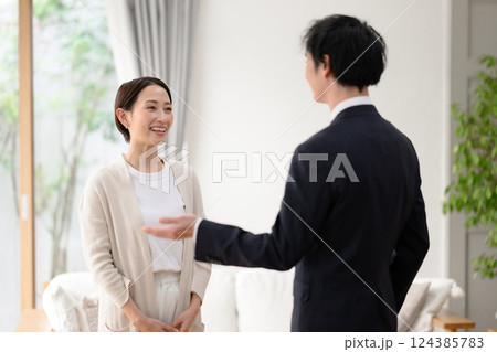 部屋を案内する女性と営業マン 124385783