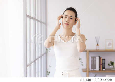 ライフスタイル　朝　体調が悪い女性 124385886