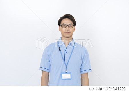 カメラ目線の40代の男性施設スタッフ イメージ カメラ目線の40代の男性施設スタッフ イメージ 124385902