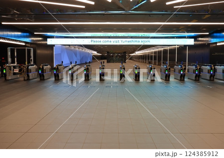 夢洲駅の改札口（改札外から中への風景） 124385912