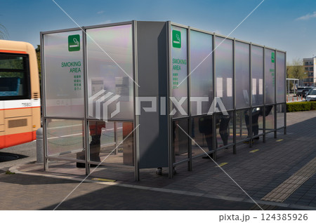 駅前にある大きめの屋外喫煙所 駅前にある大きめの屋外喫煙所 124385926