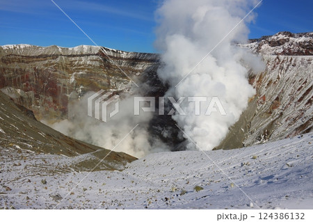 阿蘇山の噴火口 124386132