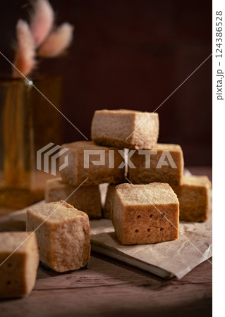 積まれたクッキー 124386528