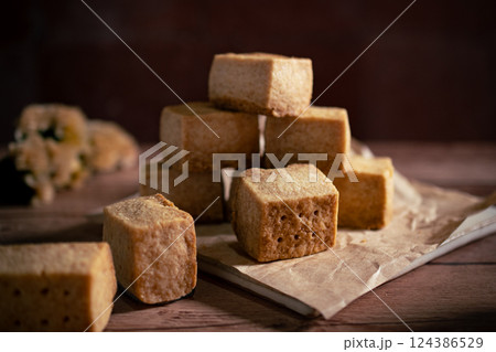 積まれたクッキー 124386529