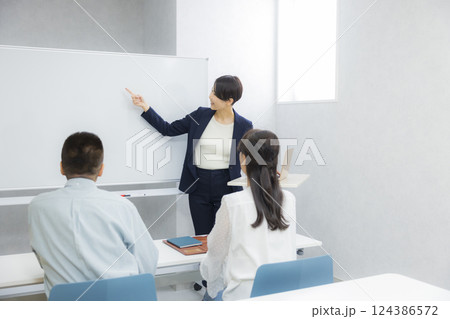 セミナーや説明会を受ける夫婦　 124386572