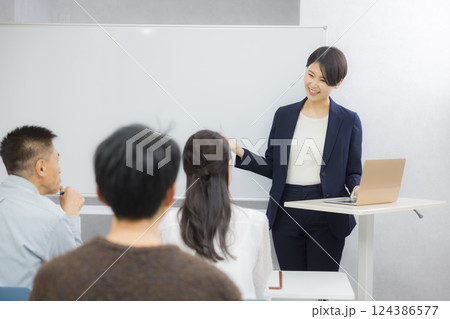 セミナーや説明会を受ける夫婦　 124386577