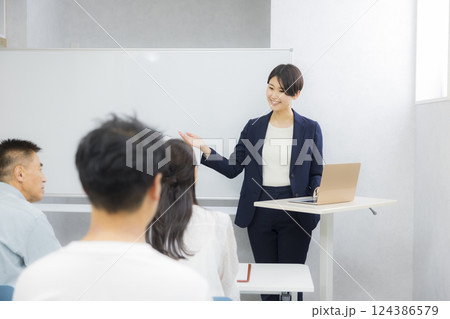 セミナーや説明会を受ける夫婦 セミナーや説明会を受ける夫婦 124386579