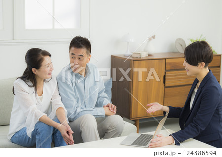 リビングで説明会を受ける夫婦　  124386594