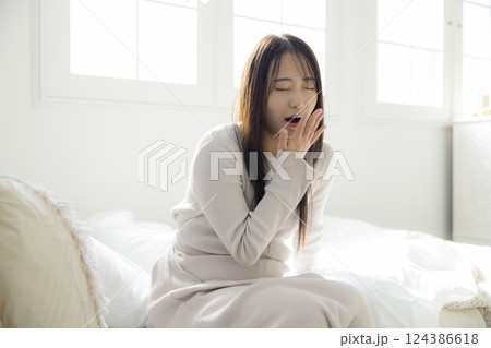 ベッドで体調不良の女性 ベッドで体調不良の女性 124386618