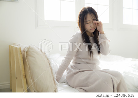 ベッドで体調不良の女性 ベッドで体調不良の女性 124386619