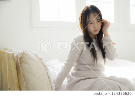ベッドで体調不良の女性 124386620