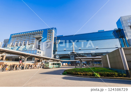 京都駅前バスターミナル ※一部ソフトフォーカス 京都駅前バスターミナル ※一部ソフトフォーカス 124386729