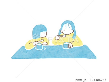 仲良くアイスを食べる二人の子ども 仲良くアイスを食べる二人の子ども 124386753