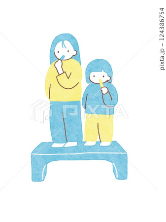 台に乗って歯磨きをする二人の子ども 124386754