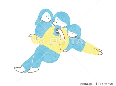 リラックスした母親とスマホを覗きこむ子どもたち 124386756