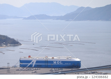 着岸中の自動車専用船(広島市) 着岸中の自動車専用船(広島市) 124386882