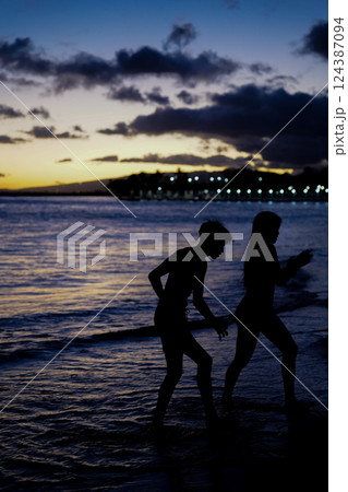 ハワイ　夕暮れの海で遊ぶこども 124387094