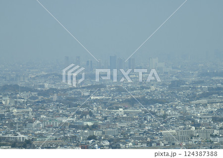 日本の東京都市景観黄砂で霞む東京都心。中央は武蔵小杉駅前のタワマン群。本来はその奥に新宿等が見える… 124387388