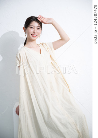 肌の艶感や透明感のある若い女性の美容やビューティーの春夏の日差しの強いスキンケアイメージ カメラ目線 肌の艶感や透明感のある若い女性の美容やビューティーの春夏の日差しの強いスキンケアイメージ カメラ目線 124387479