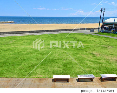 福岡県行橋市の長井浜海水浴場芝生広場と水平線 124387564