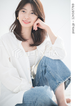 逆光の中イヤリングをしたお洒落な女性ポートレート全身 逆光の中イヤリングをしたお洒落な女性ポートレート全身 124387769