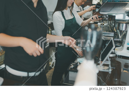 coffee shop 124387923