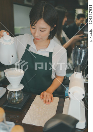 coffee shop 124387951