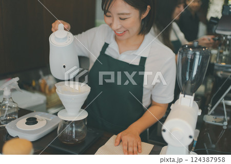 coffee shop 124387958