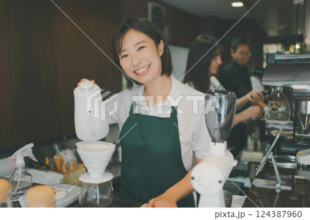coffee shop 124387960