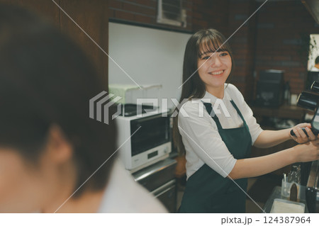 coffee shop 124387964