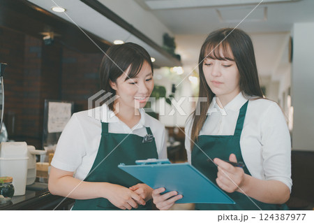 coffee shop 124387977