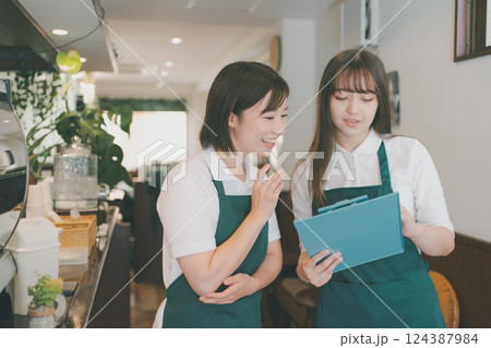 coffee shop 124387984