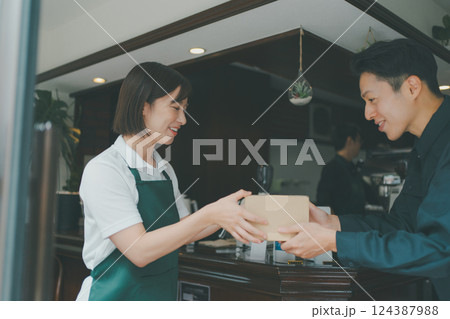 coffee shop 124387988