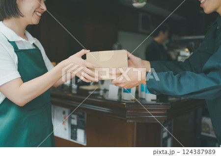 coffee shop 124387989