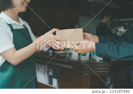 coffee shop 124387990