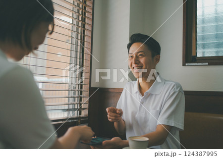 coffee shop 124387995