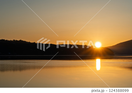 夜明け前の静かな山中湖 夜明け前の静かな山中湖 124388099
