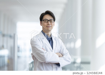 カメラ目線で微笑む白衣を着た40代の男性 カメラ目線で微笑む白衣を着た40代の男性 124388144