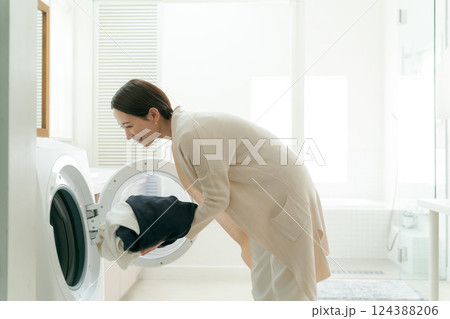 洗濯をする女性 124388206