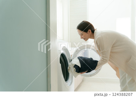 洗濯をする女性 124388207