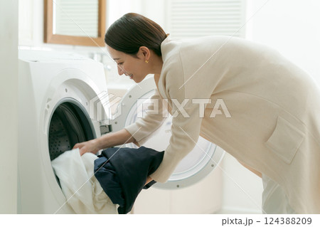 洗濯をする女性 洗濯をする女性 124388209
