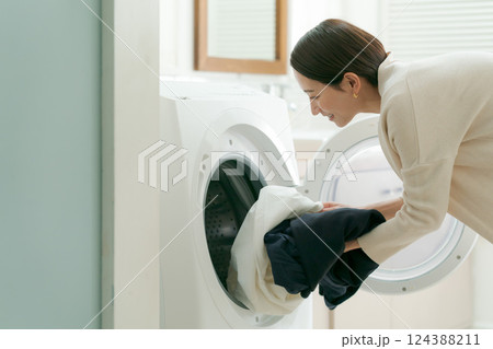 洗濯をする女性 124388211