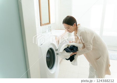 洗濯をする女性 洗濯をする女性 124388212