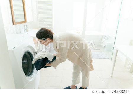 洗濯をする女性 124388213