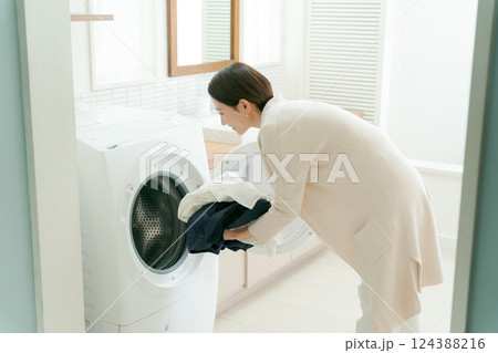 洗濯をする女性 124388216