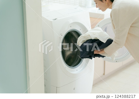 洗濯をする女性 124388217